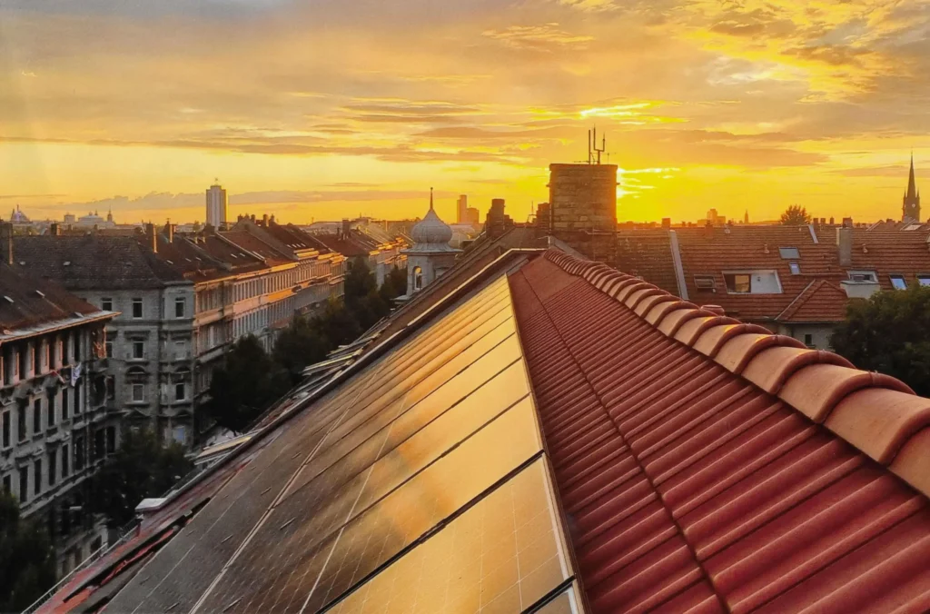 Photovoltaikanlage in einer Stadt mit Sonnenuntergang